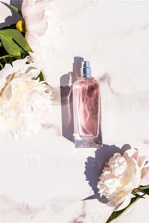 vue verticale d une bouteille de parfum féminin ou d eau de toilette