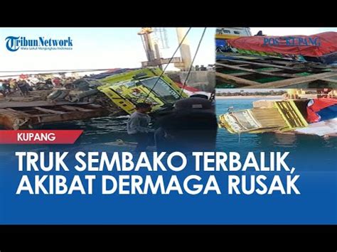 Momen Truk Sembako Terbalik Saat Masuk Kapal Ferry Di Sabu Dermaga