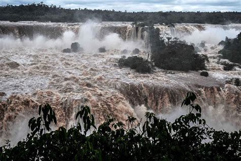 Turista Cayó En Las Cataratas Del Iguazú Por Tomarse Fotos