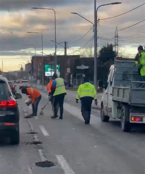 Orașul fără gropi Primăria Bistrița și echipa de muncitori în