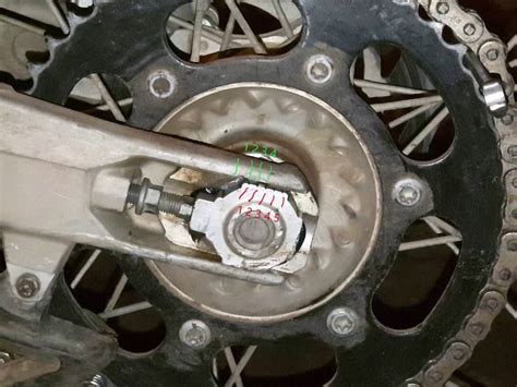 Cómo tensar correctamente la cadena de tu moto de enduro Reparomimoto