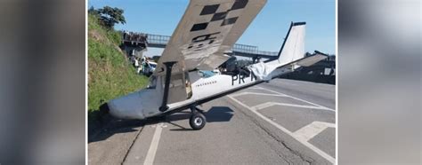 EMERGÊNCIA Avião faz pouso forçado em movimentada rodovia em no