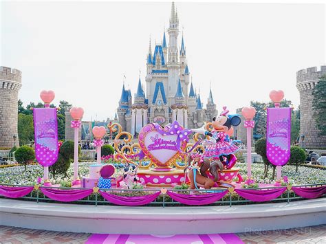 ディズニー・パルパルーザ “ミニーのファンダーランド”のデコレーション（シンデレラ城前プラザ） キャステル Castel ディズニー情報