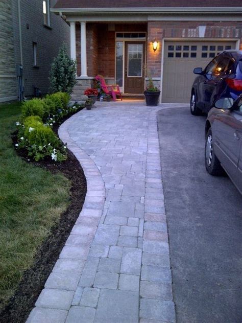 Check out these front yard walkway ideas. #landscapefrontyardranch | Front yard walkway ...