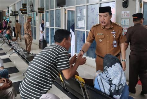 Pj Bupati Sidak Kantor Kantor Pelayanan Publik Pada Hari Pertama Masuk