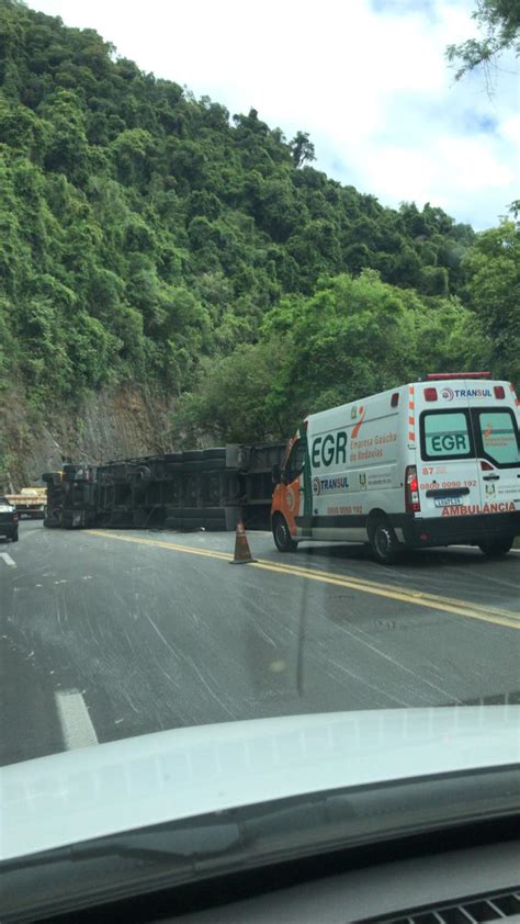 Carreta tomba na ERS 122 entre Flores da Cunha e Antônio Prado