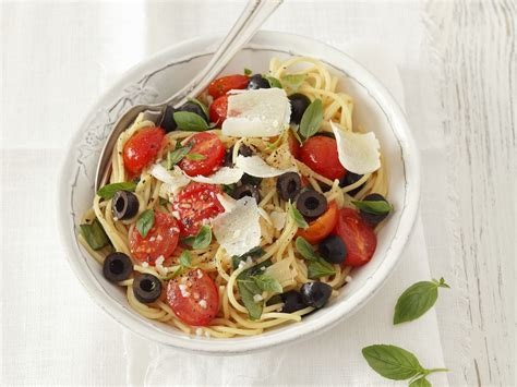 Pasta Mit Kirschtomaten Oliven Und Parmesan Rezept EAT SMARTER