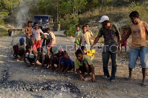 PENGASPALAN JALAN DESA ANTARA Foto