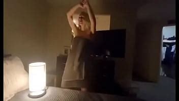 Ma Femme Sexy Danse Avec Une Serviette Ample Avant Le Sexe XVIDEOS