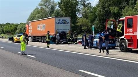 Auto Contro Un Tir In Autostrada A Un Morto Gravi Due Bimbi Coda