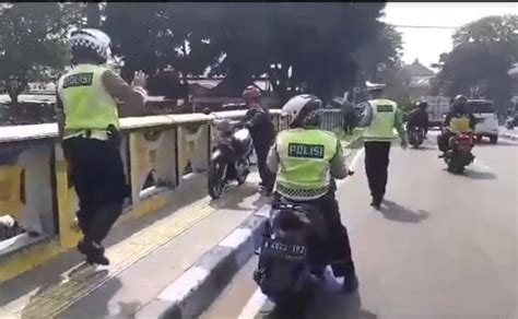 Viral Pemotor Lawan Arus Di Atas Trotoar Dan Dipaksa Mundur Polisi