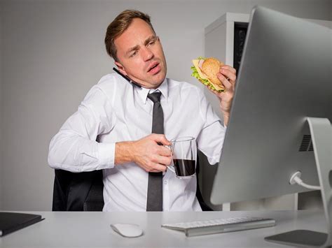 5 Reasons To Convince You To Stop Eating Meals At Your Work Desk As You