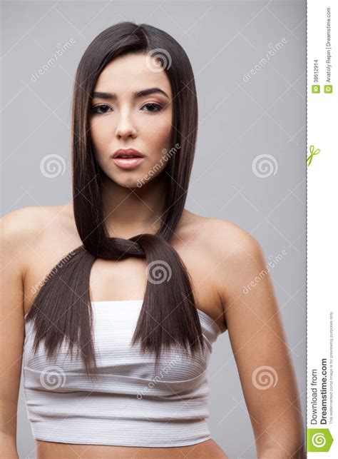 Belle Fille De Brune Avec De Longs Cheveux Sains Photo Stock Image Du