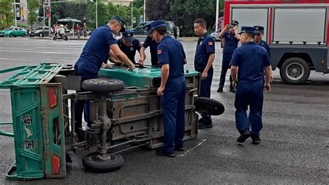 归队途中遇车祸，“蓝朋友”秒出警救出侧翻三轮车驾驶员所有人澎湃新闻 The Paper