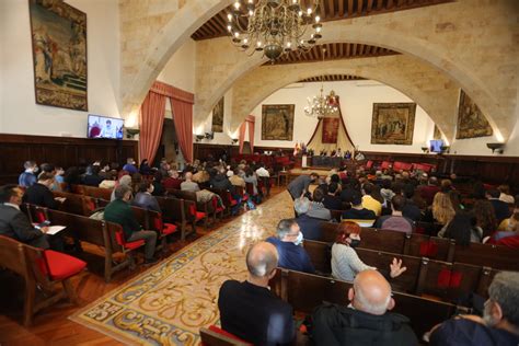 El rector reafirma ante el Claustro la solvencia económica y el