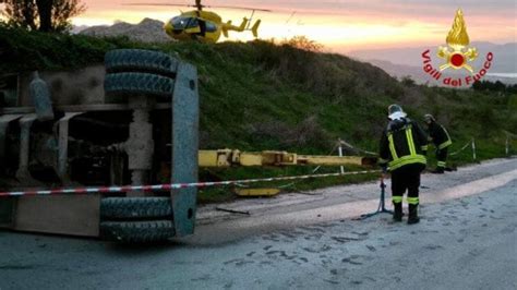 Incidente A Pescopagano Tentano Di Recuperare L Auto Nella Scarpata