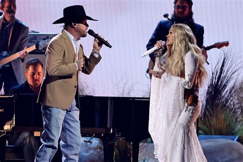 Carrie Underwood Surprises Cma Awards Viewers As Lainey Wilson Morgan