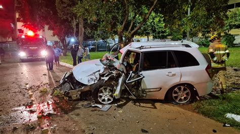 Motorista morre após ser arremessada para fora de carro em acidente no