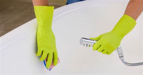 Useful, Quick Tips For Cleaning A Bathtub Properly | HuffPost Life