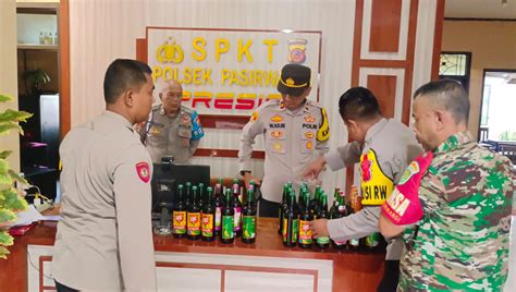 Razia Miras Polsek Pasirwangi Amankan Puluhan Botol Minuman Keras