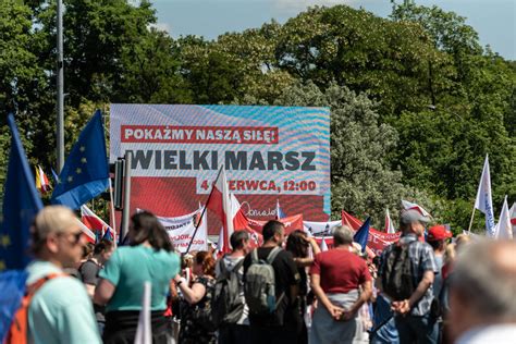 Marsz Donalda Tuska Wiemy jak Polacy ocenili tę inicjatywę SONDAŻ