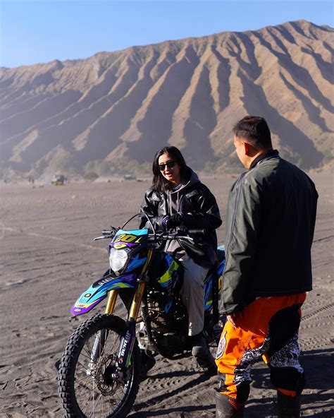 7 Potret Keisya Levronka Yang Ternyata Jago Kendarai Motor Trail