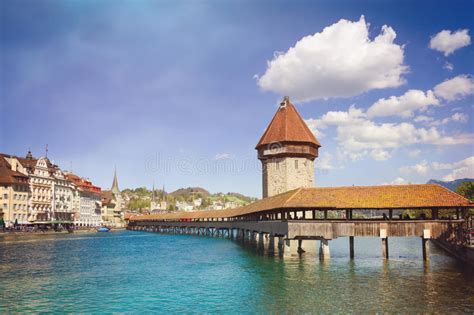 Paisaje Urbano De Alfalfa Con El Puente Y El Lago Famosos Alfalfa