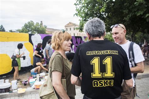 FOTOGALERÍA Elías Taño vuelve a pintar su mural sobre el caso Alsasua