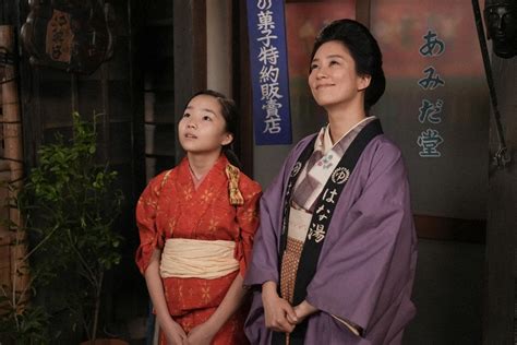 連続テレビ小説「ブギウギ」第2話。はな湯・表にて。はな湯の看板を見るツヤ（水川あさみ）と鈴子（澤井梨丘・左）（c）nhk ― スポニチ