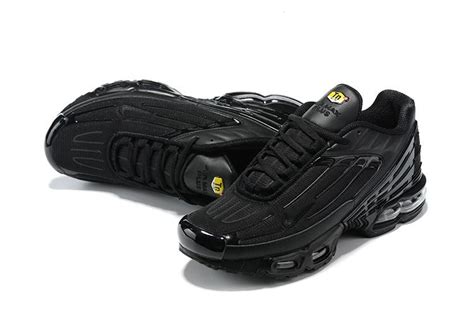 Air Max Plus Iii Triple Black Vestindo A Quebrada