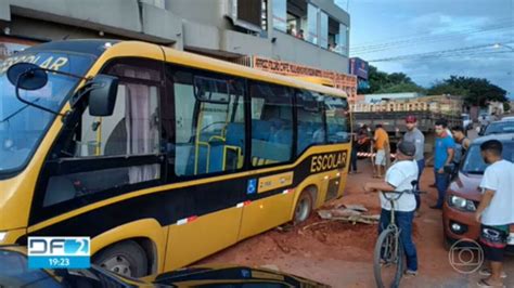 Nibus Escolar Atola Em Planaltina Df G