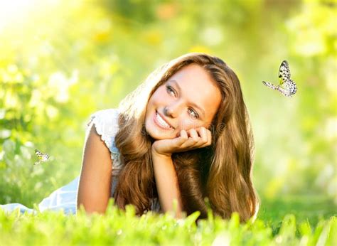 Fille Se Trouvant Sur L Herbe Verte Image Stock Image Du Vacances