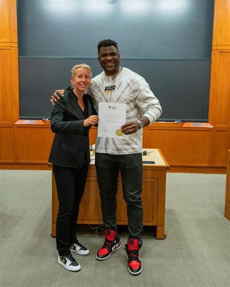 Francis Ngannou Fait Quoi Harvard University Loin Des Rings Tous