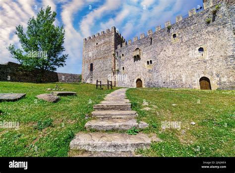 Stairs leading entrance medieval castle hi-res stock photography and images - Alamy