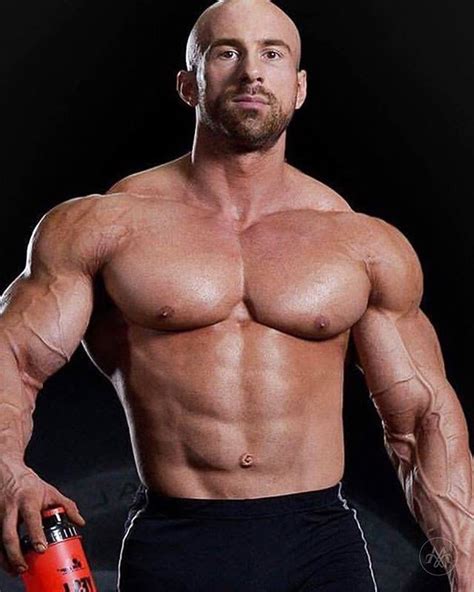 Pin By Nee Voir Dee On Bodybuilders Strongmen Muscle Men Muscular