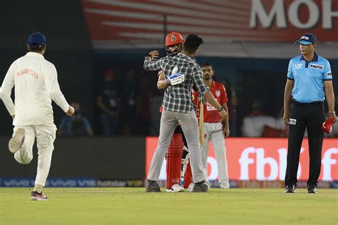 Ipl 2019 Fan Runs Onto Field To Hug Kohli And The Scenes Quite Dramatic