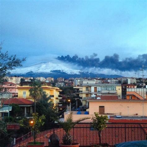 Eruzione Etna la colata di lava è scesa fino a sotto i 2 000 metri di