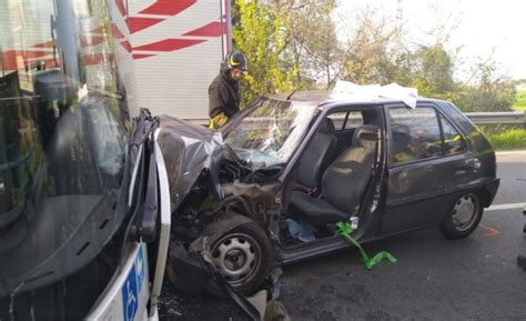 Scontro Frontale Tra Un Auto E Il Bus A Cademondo Un Ferito Grave