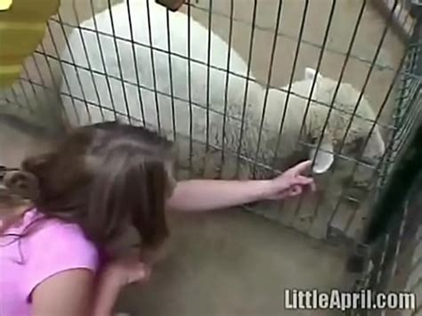 Little April frotando las tetas digitación cachonda XVIDEOS