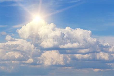 Cielo Azul Con Nubes Y Sol Ondulados Luz Solar Rayos Solares