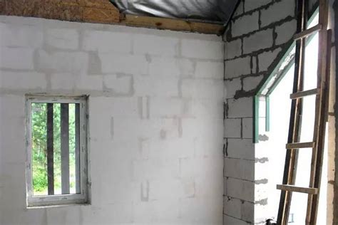 Чем лучше штукатурить стены из газобетона, газоблока: нужна ли сетка