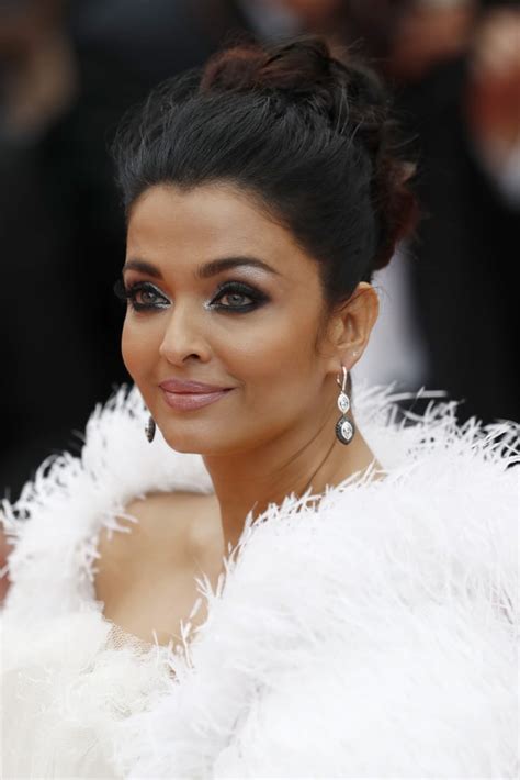 Aishwarya Rai Bachchans White Dress At Cannes 2019 Popsugar Fashion