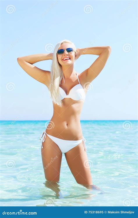 Jonge En Sexy Vrouw In Een Bikini Op Het Strand Stock Afbeelding Image Of Atletisch Exotisch