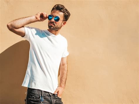 Homem Culos De Sol Vestindo Camiseta Branca Posando Foto Gr Tis