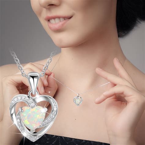 Diamond Necklace Woman Beating Dazzling Heart Shaped Diamond Pendant