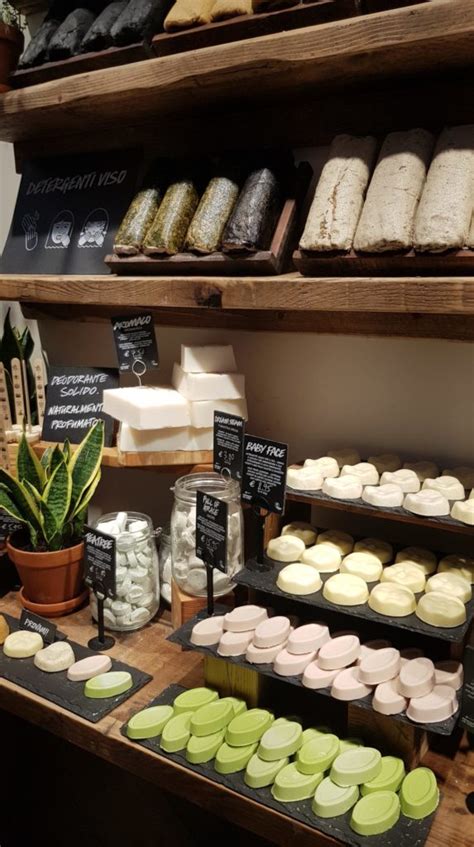 Visite du premier Naked Shop de Lush à Milan haul Réglisse Myrtilles