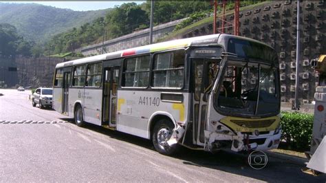 Acidente entre ônibus e van complica trânsito na Linha Amarela RJ1 G1