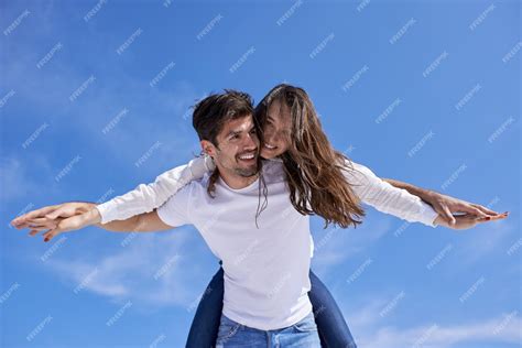 Premium Photo Happy Young Romantic Couple Have Fun Relax Smile At