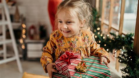 Geschenkeaktion für arme Kinder Freiwillige zählen jedes Puzzleteil