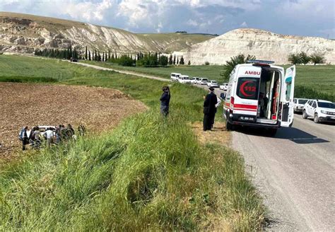 Adıyaman da Otomobil Şarampole Yuvarlandı 2 Yaralı Son Dakika